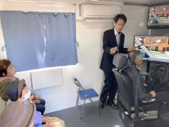 運転シミュレーターで状態を確かめる参加者ら