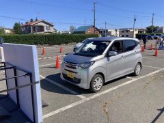 住民らが「サポカー」の機能などを確認した体験試乗会