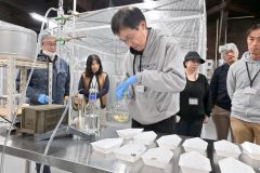 参加者がクラフトジンの製造を体験