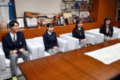 現地での体験などを語る（左から）伊藤さん、竹浪さん、前田さん、船越教諭