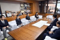 現地での体験などを語る（左から）伊藤さん、竹浪さん、前田さん、船越教諭