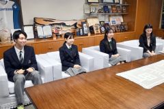 現地での体験などを語る（左から）伊藤さん、竹浪さん、前田さん、船越教諭