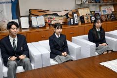 現地での体験などを語る（左から）伊藤さん、竹浪さん、前田さん