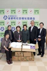 町社協の植田会長（右から２人目）と石川事務局長（右）にタオルを寄贈した吟友・地域と共に歩む会のメンバーら（左から３人目が矢竹代表）