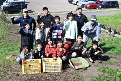 収穫体験に参加した勇足小の児童とＪＡ本別町の青年部メンバー
