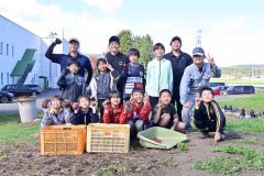 収穫体験に参加した勇足小の児童とＪＡ本別町の青年部メンバー