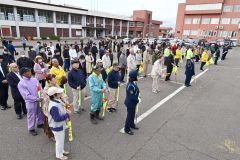 町内から１４０人が集まって人の波を作った