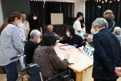 「逆参観」などで認知症や学習療法に理解を深めた参加者ら