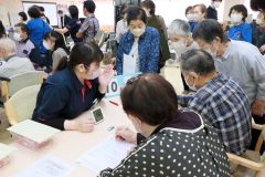 「逆参観」などで認知症や学習療法に理解を深めた参加者ら