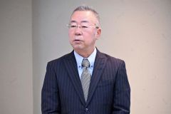 あいさつする小沢会長