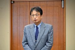 あいさつする萩原会長