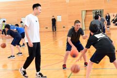 元プロ選手の高橋さんからバスケの楽しさを教えてもらう勇足中の生徒