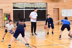 元プロ選手の高橋さんからバスケの楽しさを教えてもらう勇足中の生徒