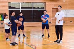 元プロ選手の高橋さんからバスケの楽しさを教えてもらう勇足中の生徒