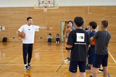 元プロ選手の高橋さんからバスケの楽しさを教えてもらう勇足中の生徒