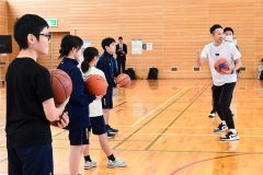 元プロ選手の高橋さんからバスケの楽しさを教えてもらう勇足中の生徒