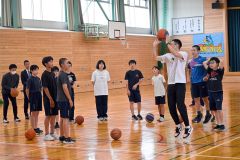 元プロ選手の高橋さんからバスケの楽しさを教えてもらう勇足中の生徒