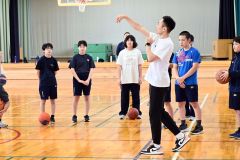 元プロ選手の高橋さんからバスケの楽しさを教えてもらう勇足中の生徒