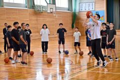 元プロ選手の高橋さんからバスケの楽しさを教えてもらう勇足中の生徒