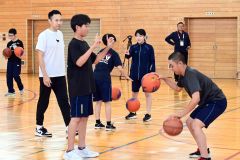元プロ選手の高橋さんからバスケの楽しさを教えてもらう勇足中の生徒