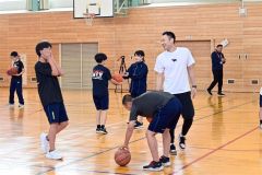 元プロ選手の高橋さんからバスケの楽しさを教えてもらう勇足中の生徒