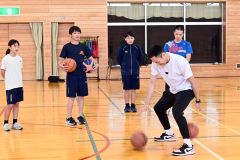 元プロ選手の高橋さんからバスケの楽しさを教えてもらう勇足中の生徒