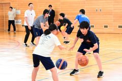 元プロ選手の高橋さんからバスケの楽しさを教えてもらう勇足中の生徒