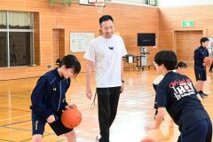 元プロ選手の高橋さんからバスケの楽しさを教えてもらう勇足中の生徒
