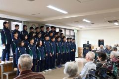 入所者約３０人を前に合唱を披露する生徒たち