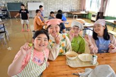 東根市のシャインマスカットを味わう児童ら