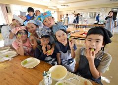 東根市のシャインマスカットが給食に　子どもたち笑顔　新得