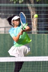 【女子団体代表決定戦・帯大谷-開成中等】激しいストロークを打ち込む帯大谷の三崎心愛