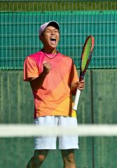 【男子団体準決勝・道科学大高-札幌光星】ポイントを決め雄たけびを上げる道科学大高の熊倉新太