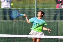 【女子団体代表決定戦・帯大谷-開成中等】高い打点でボールを叩き込む帯大谷の宮本陽稔。6-0のストレート勝ちでチームに流れを引き寄せた
