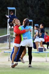 【女子団体代表決定戦・帯大谷-開成中等】代表決定戦を制し抱き合う帯大谷の宮本陽稔(左)と三崎心愛