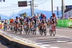 寺町をサポートするなど力走した恵田人和（右端、チーム提供）