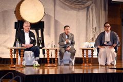 対談する（写真右から）佐々木社長、中東オーナー、徳岡総料理長、
