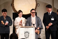 鏡割りに臨む（写真右から）按田町長、佐々木社長、佐々木社長の妻瞳広報部長