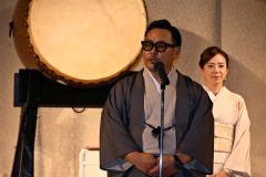 ２０年を振り返りあいさつする佐々木社長（右は妻の瞳広報部長）
