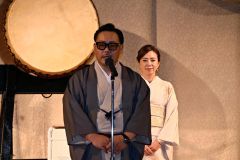 ２０年を振り返り感謝のあいさつを行う佐々木社長、（右は妻の瞳広報部長）