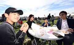 自慢の逸品に長蛇の列　あんぱん祭り開幕　音更 3