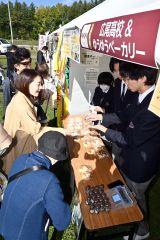自慢の逸品に長蛇の列　あんぱん祭り開幕　音更 4
