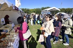 自慢の逸品に長蛇の列　あんぱん祭り開幕　音更 5