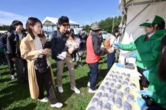 自慢の逸品に長蛇の列　あんぱん祭り開幕　音更 6