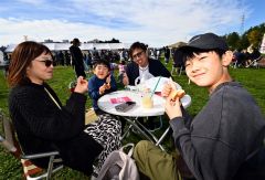 食べ比べ楽しむ「あんぱん祭り」　自慢の逸品に長蛇の列、音更で１２日まで