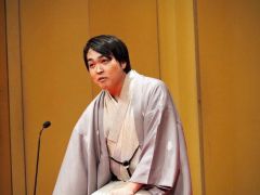落語を披露する笑福亭茶光さん