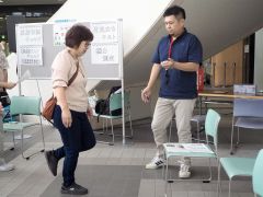 片足立ちテストに挑む来場者