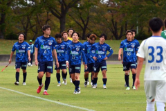 初戦の南葛ＳＣに１―３で敗れ、肩を落とす北海道十勝スカイアースの選手たち