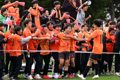 【１回戦・帯北―とわの森三愛】前半３３分、２点目を決めた帯北のＭＦ安藤久龍（８）が応援席のチームメートと喜び合う
