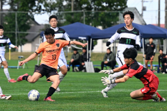 【１回戦・帯北―とわの森三愛】前半、帯北のＦＷ広山瑛大がシュートを放つ（須貝拓也撮影）